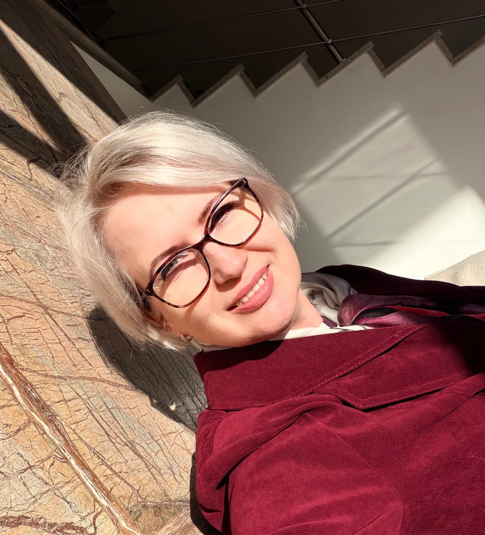 Izabela v červeném saku